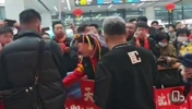 不满！辽宁铁人球迷接机时，质问李金羽为什么不用邦本