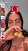 乔治娜吃着牛角包玩特效！听到打分结果后，连身后的男士都忍不住