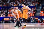 两人都三犯！王哲林7中4拿到9分填满数据栏 张镇麟拿到2分2板3助