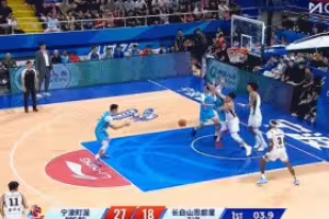 赚到！栾利程罚球不中 但自己拼下前场篮板压哨补篮打成1+2